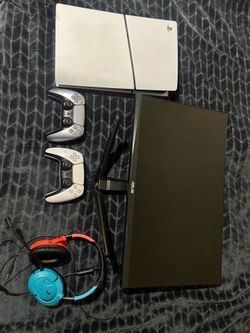 Ps5 with monitor nd controllers