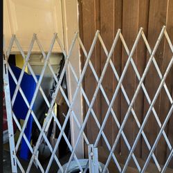 Reja Metal Tiene Rodos A Un Lado Ajustable