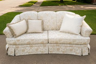 Elegant Vintage Floral Sofa with Matching Pillows – Luxury Traditional Couch – NEGOTIABLE