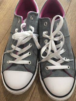 Girl's Converse size 5