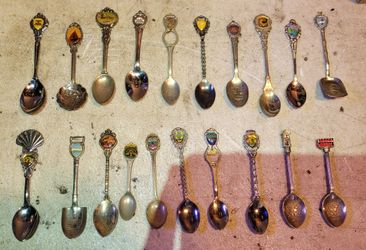 Lot of 20 vintage collectable sovenier spoons