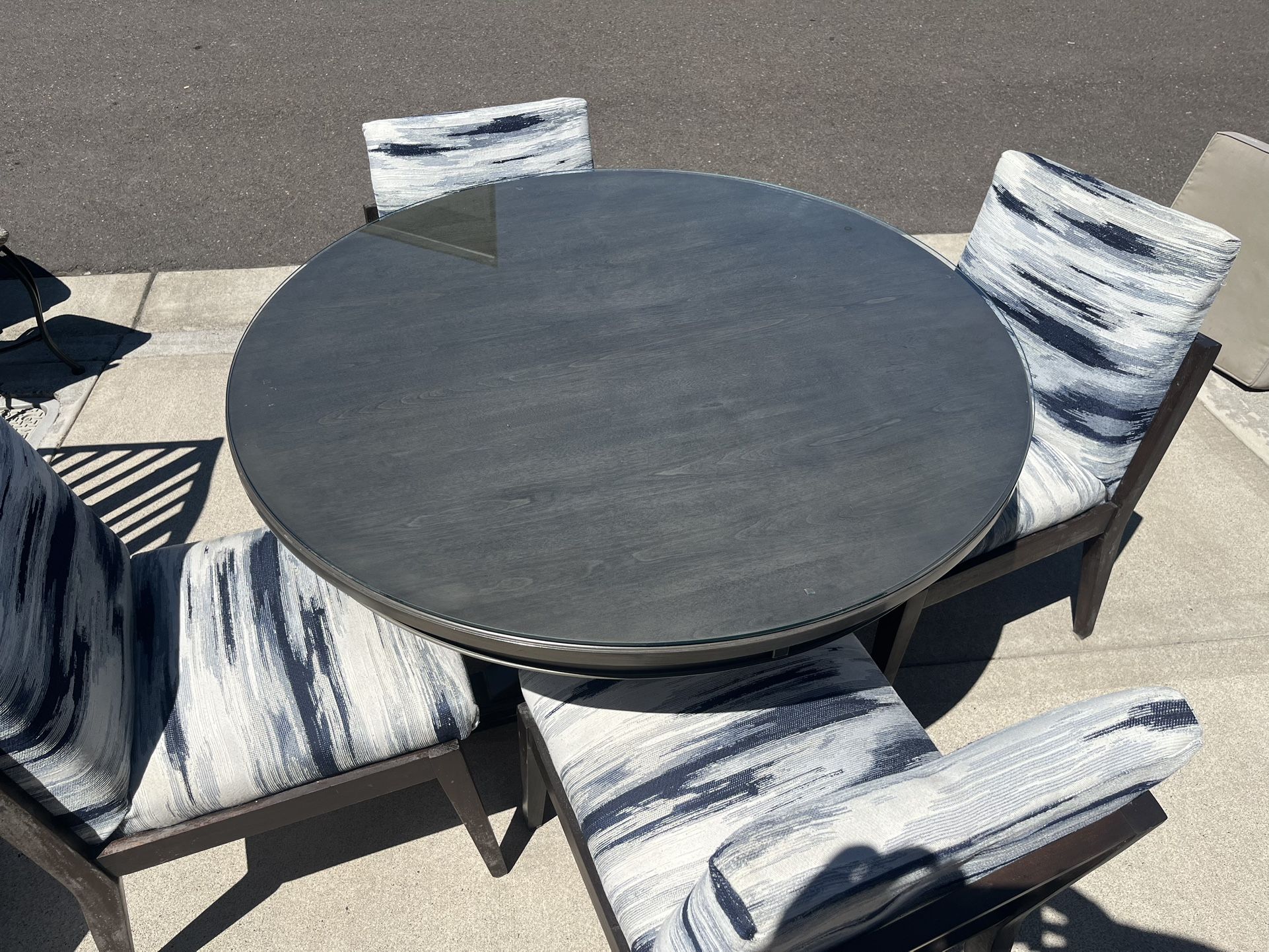 Dining table and 4 Chairs