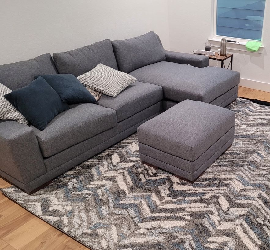 Sofa Sectional + Ottoman + 4 Pillows.