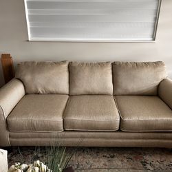 Pristine Rooms To Go 3-Seater Sofa