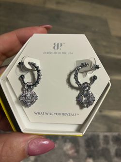 Bomb party the classy queen earrings