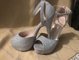 Zapatos Elegantes De Tacon Color Plateado Con Brillantes