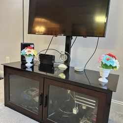 32" Samsung TV with Swivel stand