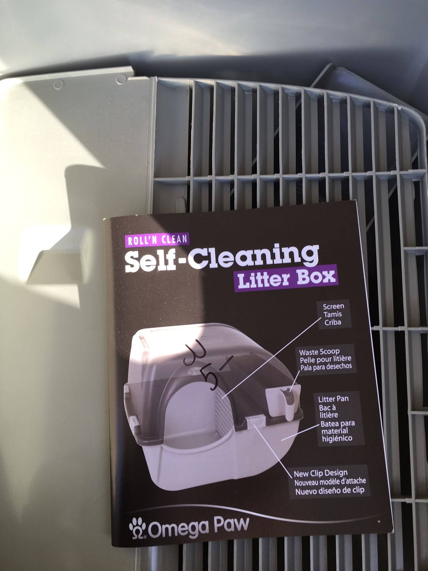 Self cleaning litter box