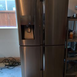 Samsung 22 cu. ft. Food Showcase Counter Depth 4-door Flex Refrigerator 