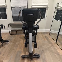 Life Fitness Platinum Club Series Elliptical Cross-Trainer - Outlet