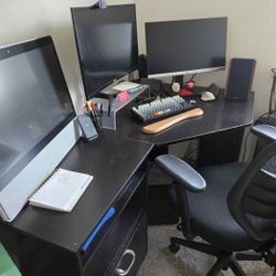 L shape work desk. Can accommodate upto 3 screens.