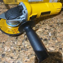 DEWALT 4-1/2" SMALL ANGLE GRINDER