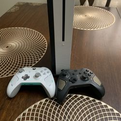 Xbox One S 1tb With 2 COD Controller 