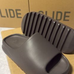 Adidas Yeezy Slide’s ‘Soot’ 2021