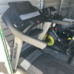 🔥 NordicTrack Elite 900 Treadmill - Excellent Working Order, Priced for Minor Cosmetic Damage 🔥