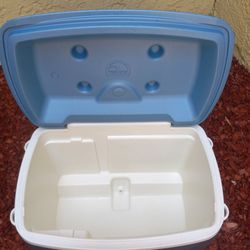 ROLLING COOLER WITH HANDLE  ( IGLOO )