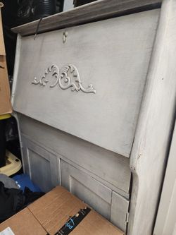 White Vintage Dresser /Cabinet