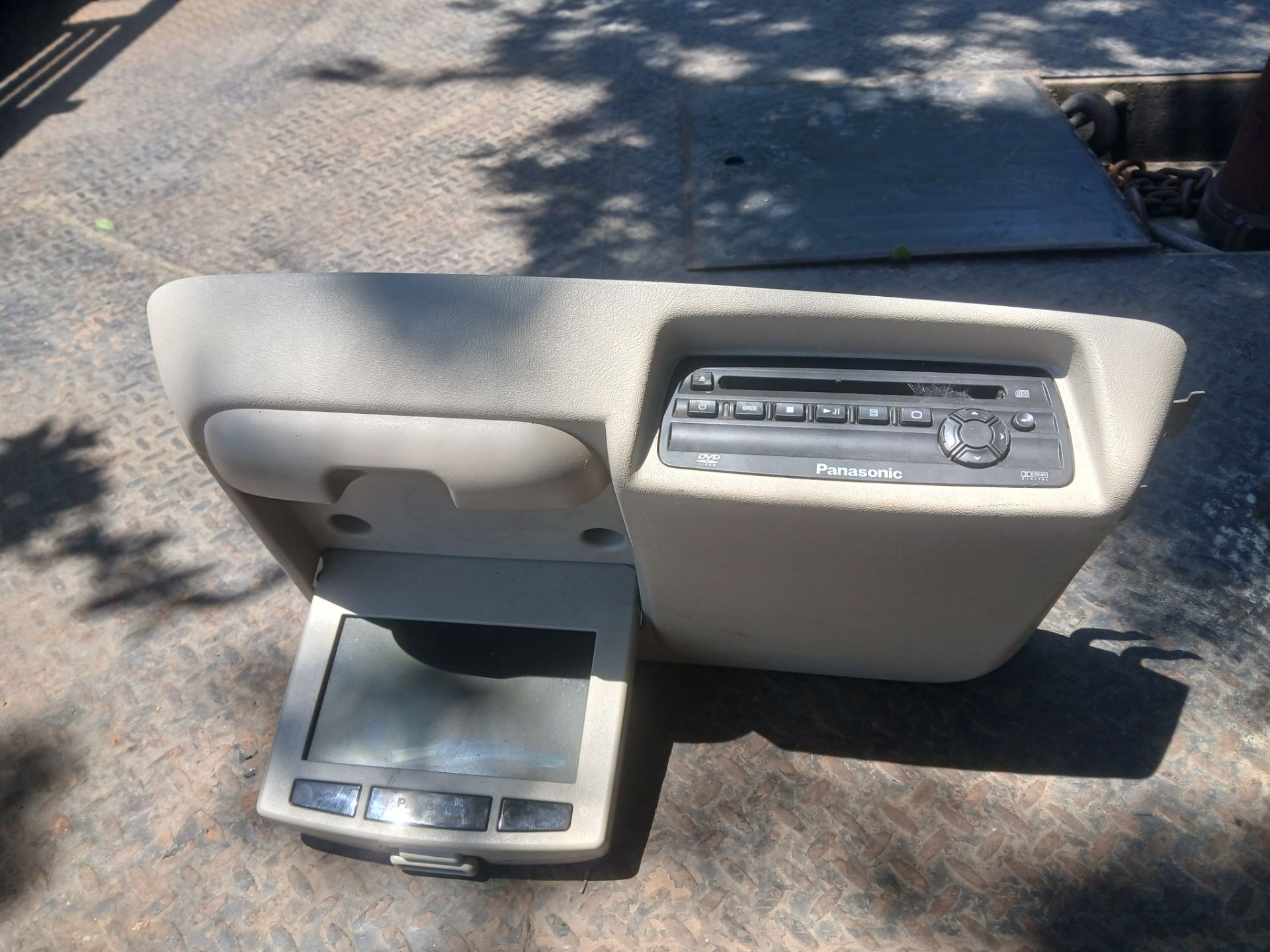 03-06 Tahoe DvD player