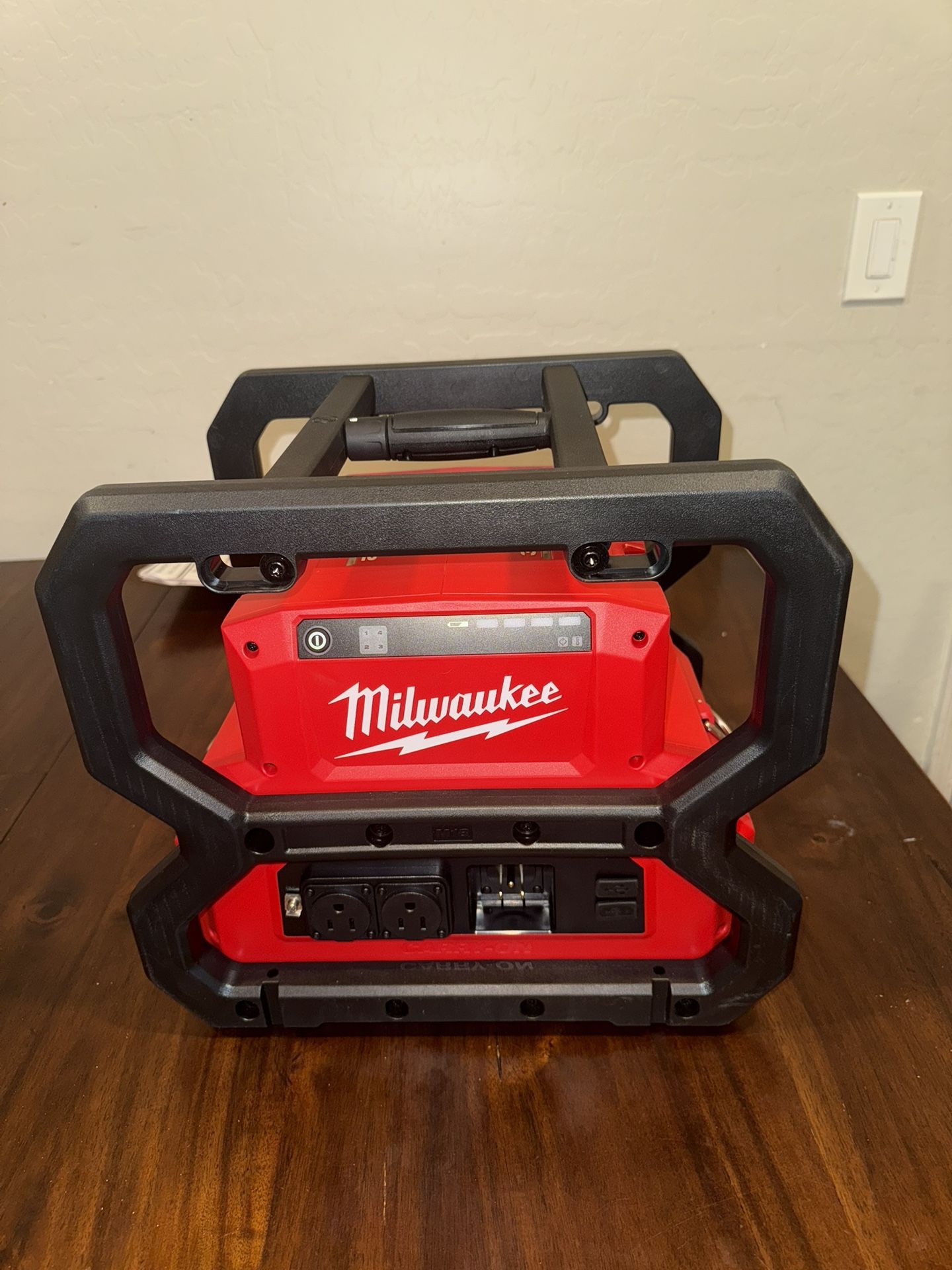 Milwaukee M18 Carry-On Lithium-Ion Power Supply 1 pc