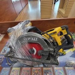 Dewalt Worm Drive Saw With 9.0AH Battery And Charger 
