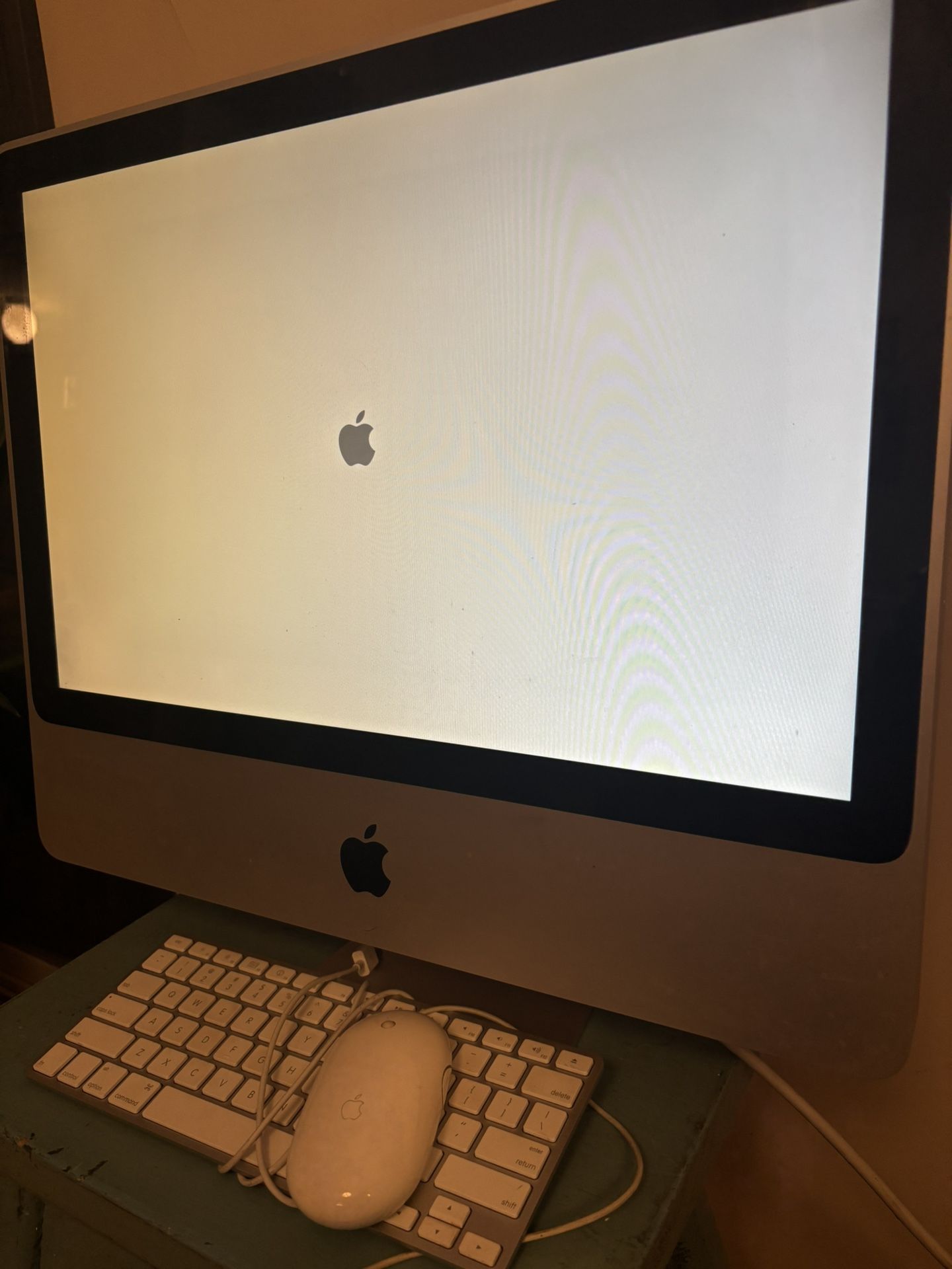 IMac 20” Model A1224 2GB/320GB SD