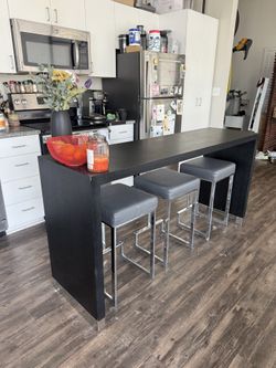 BEAUTIFUL Kitchen Island / Dining Table / Bar with matching stools