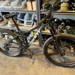 2022 GIANT STANCE SMALL