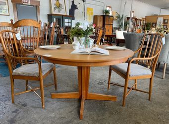 Round Pedestal Table with 2 Leaves