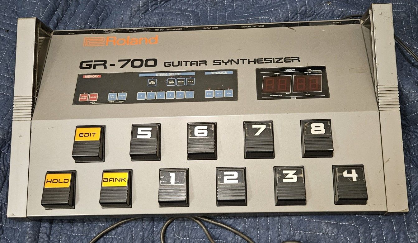 Roland GR-700 Guitar Synthesizer  + GK1 