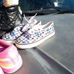 Girls Size 12 Shoes 10$