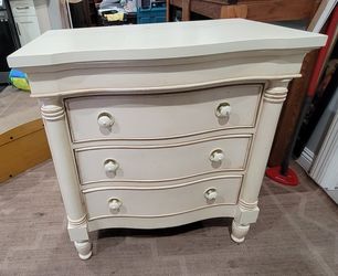 White 3-Drawer Nightstand with Turned Columns