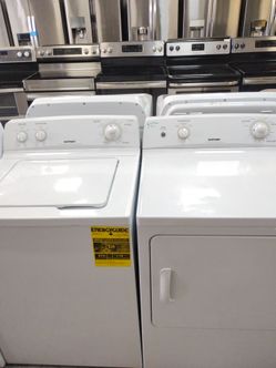 Lavadora y secadora blancas HOTPOINT