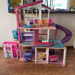 Barbie play house with accessories.