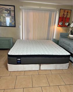 VERY NICE KING SIZE SEALY POSTUREPEDIC MATTRESS AND BOXSPRINGS FOR SALE! IN GREAT CONDITION, FREE DELIVERY