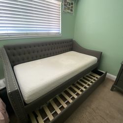 Twin Size / Day  Bedroom Set