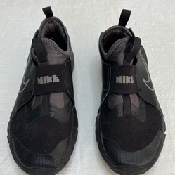 Boys Nike Slip-On Sneakers Size 4Y Black Stretchy