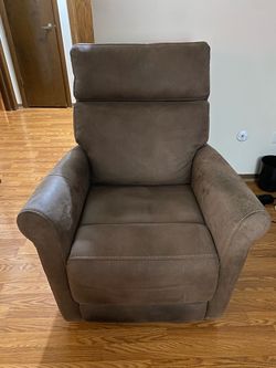 Power Lift Recliner Chair with Remote!