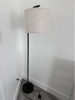 Floor Lamp w/ adjustable light settings