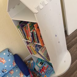 Rotating bookshelf