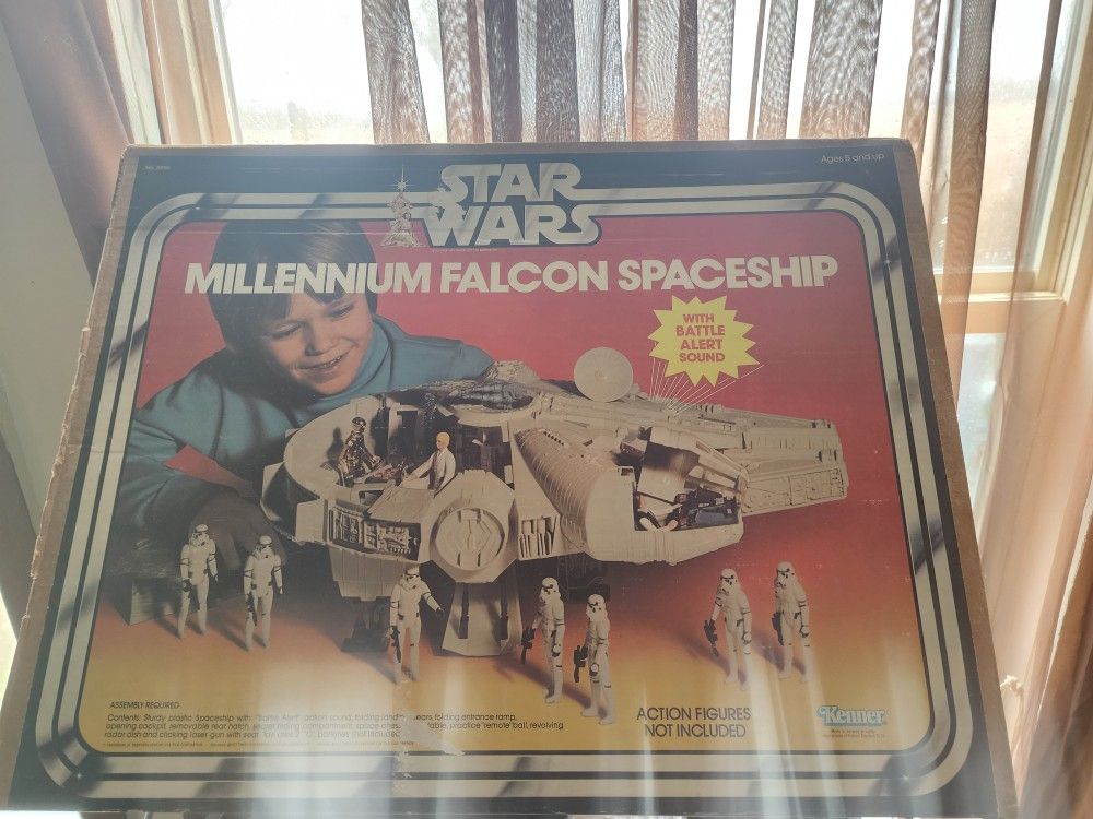 1979 Millenium Falcon With Action Figures On Box 