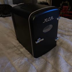 RCA mini Retro Fridge 6 Cans