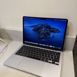 MacBook Air M4 (13”) • 16GB RAM • 512GB SSD • Like New • Warranty
