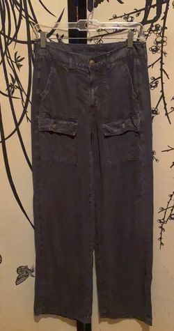 American Eagle Outfitters Women’s Charcoal Gray Acid Wash Wide Leg Cargo Pants.Elevate your everyday comfort w/these AE wide-leg pants! Its featuring 