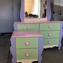 Am Saleing Bedroom Set For 250.