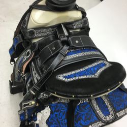 Monturas charras bordadas con fuste amplio