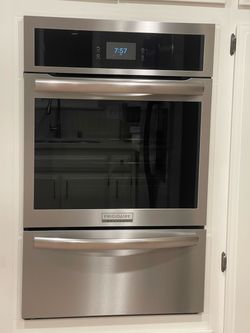 NEW Frigidaire Gallery 24 in. Single Gas Built-In Wall Oven with Air Fry Self-Cleaning in Stainless Steel