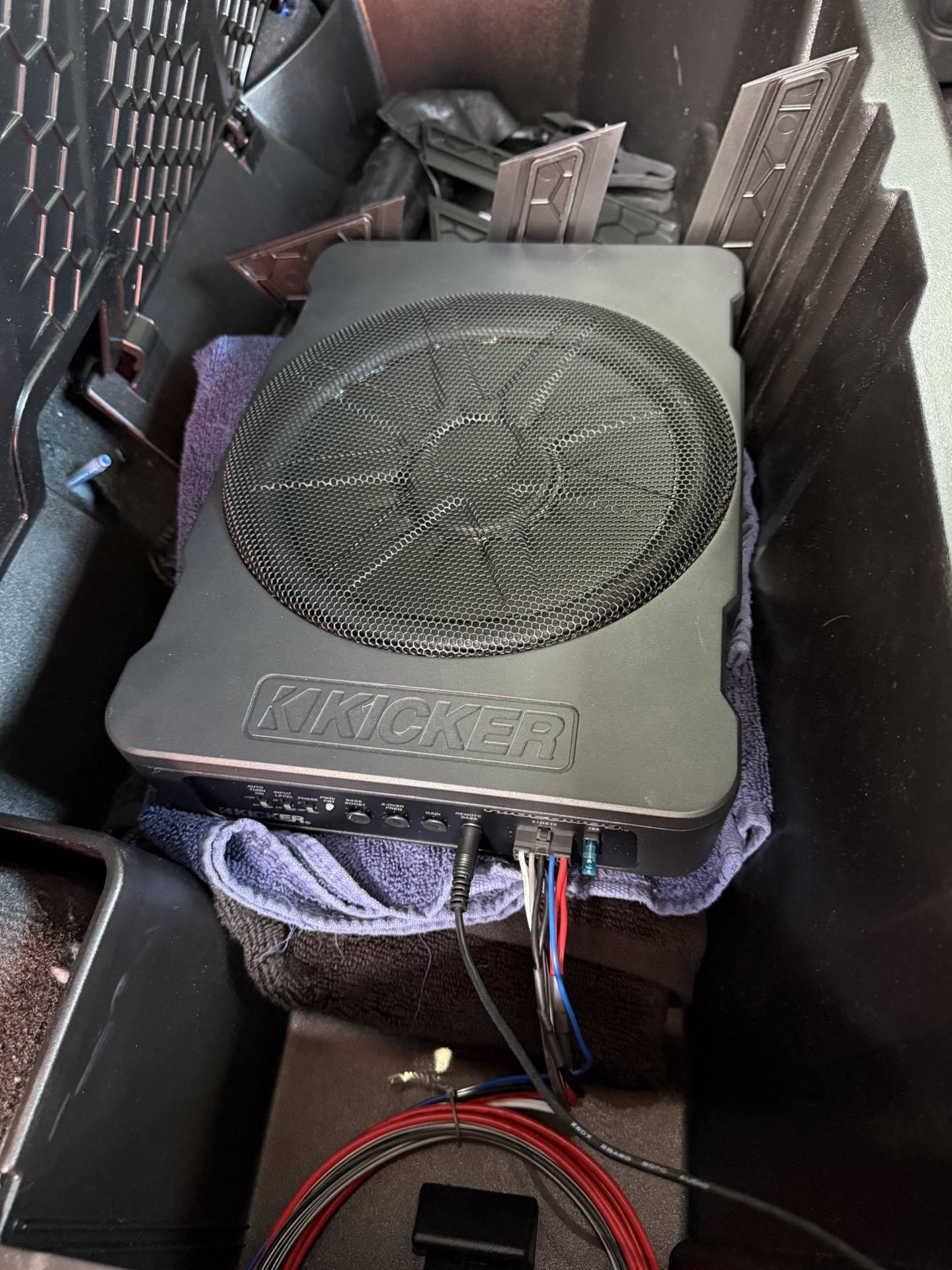 Kicker Hideaway 10” Powered Sub.