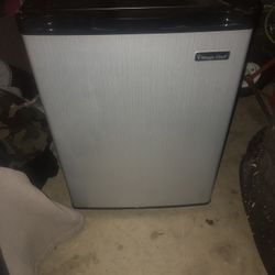 Magic Chef mini fridge 
