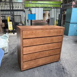 Modern Wood 5-Drawer Dresser 