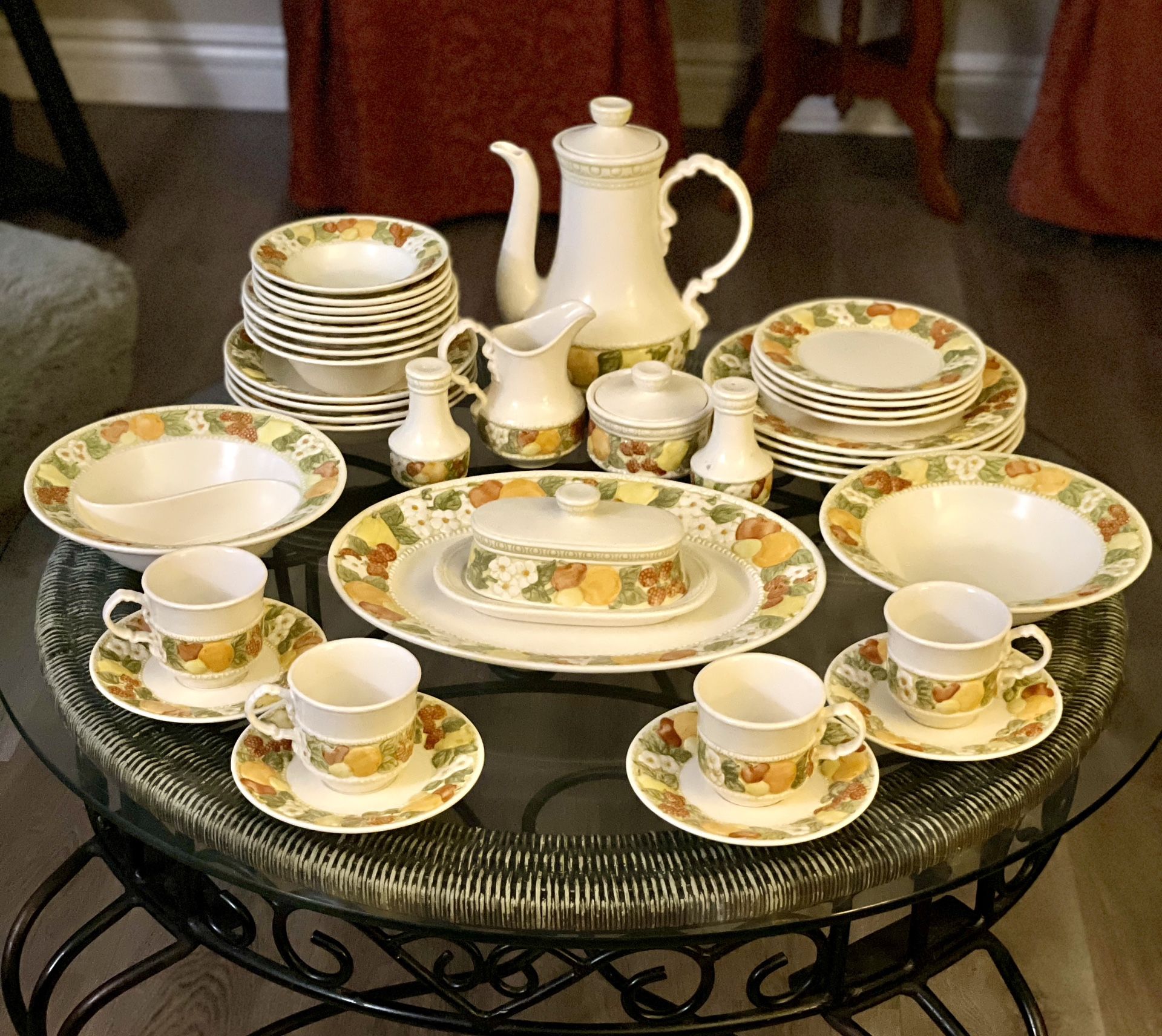 Della Robbia Metlox Vernon Ware China (37 Pieces)